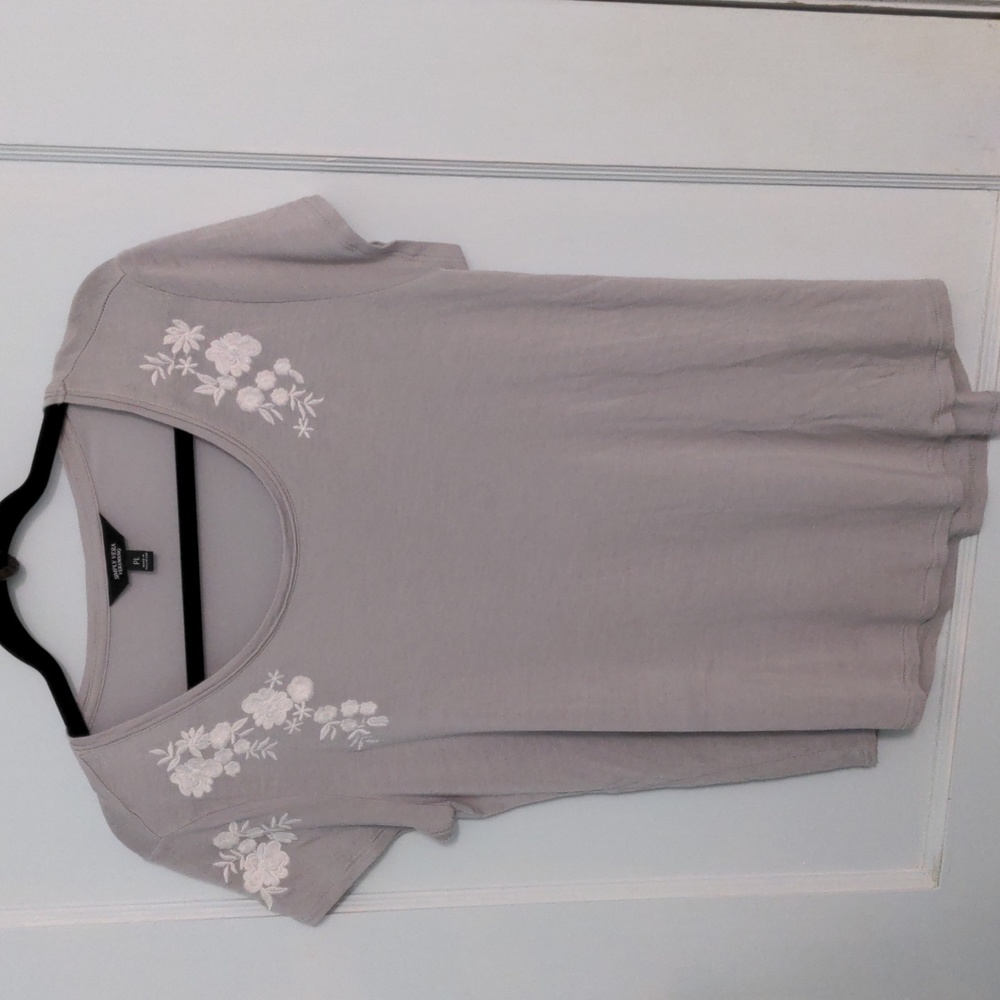 Simply Vera Size LP Light Gray T with White Flower Embroidery